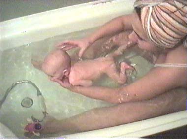 Зрелая мама в ванной. Совместное купание. Совместное купание с мамой. Малыши купаются вместе. Совместное купание с мамой в ванной.